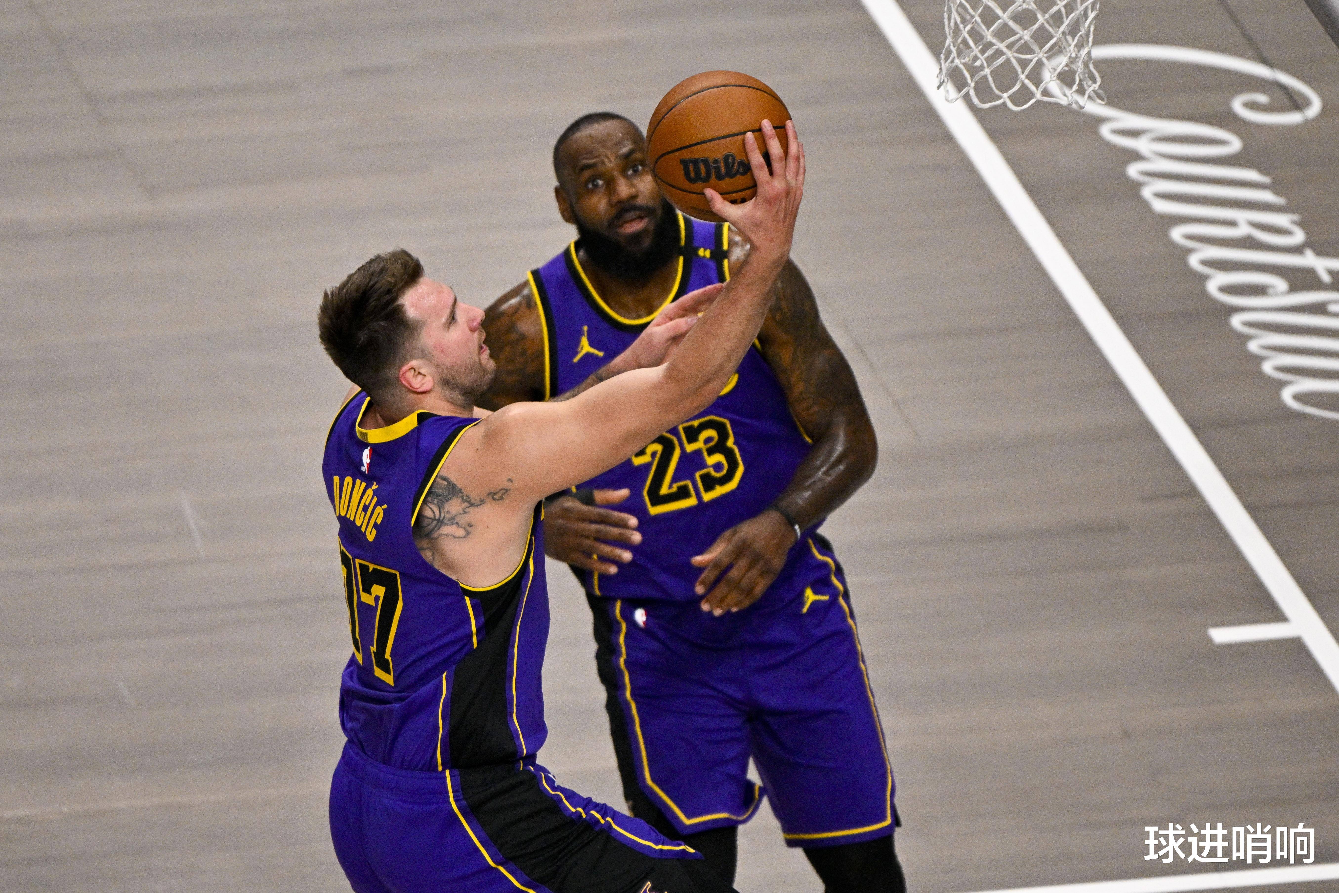 九游体育-詹姆斯回归赛场，惊险取胜首场状态亮眼，篮网观众沸腾！的简单介绍